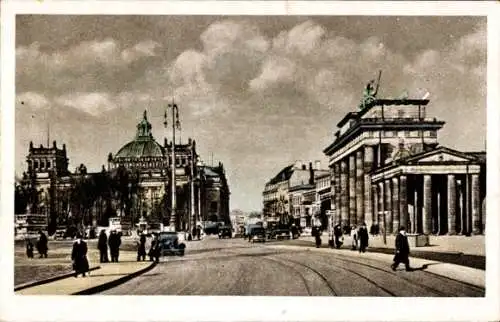 Ak Berlin Tiergarten, Brandenburger Tor und Reichtagsgebäude, Straßenszene