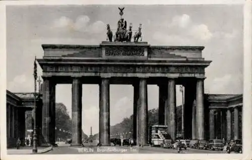 Ak Berlin Mitte, Brandenburger Tor, Autos