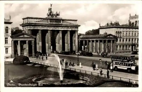 Ak Berlin, Brandenburger Tor, Springbrunnen, Stadtbus, Werbung Berlin raucht Juno