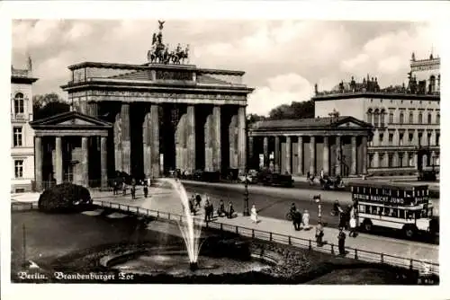 Ak Berlin, Brandenburger Tor, Springbrunnen, Stadtbus, Werbung Berlin raucht Juno