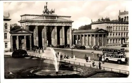 Ak Berlin, Brandenburger Tor, Springbrunnen, Stadtbus, Werbung Berlin raucht Juno