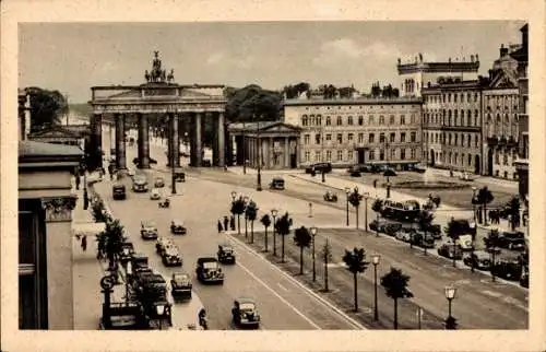 Ak Berlin, Blick auf das Brandenburger Tor mit Pariser Platz