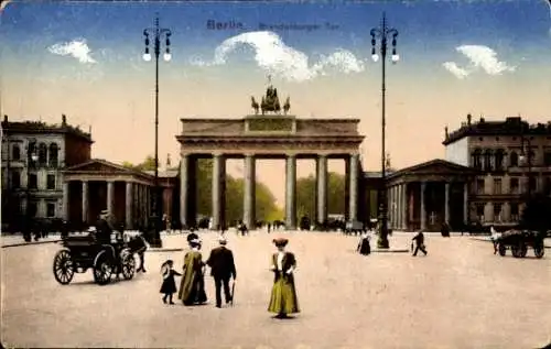 Ak Berlin Mitte, Brandenburger Tor, Pferdekutsche, Passanten