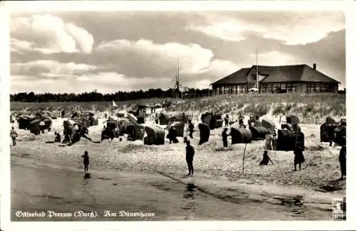 Ak Ostseebad Prerow auf dem Darß, Dünenhaus, Menschen am Strand