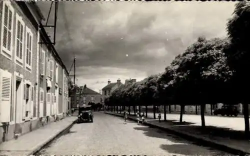 Ak Milly la Forêt Essonne, Place du Colombier