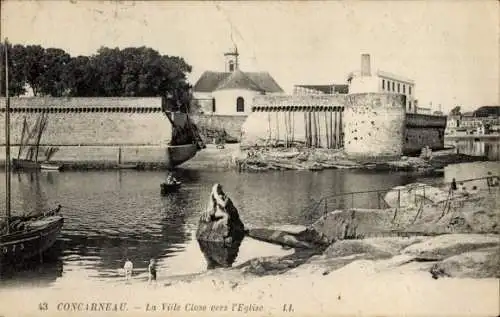 Ak Concarneau Finistère, La Ville In der Nähe der Kirche