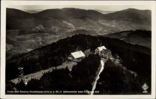 Ak Badenweiler im Kreis Breisgau Hochschwarzwald, Fliegeraufnahme von Hotel und Pension Hochblauen