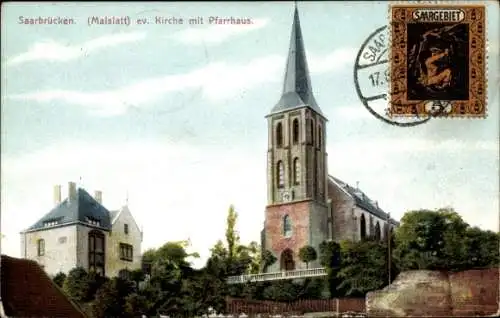 Ak Saarbrücken im Saarland, Malslatt, ev. Kirche mit Pfarrhaus