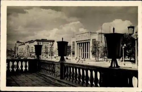 Ak Berlin Friedrichshain, Stalinallee, Blick zur Deutschen Sporthalle