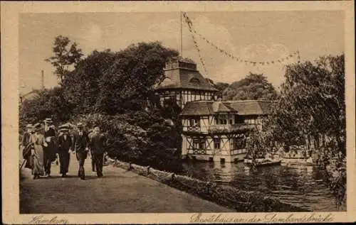 Ak Hamburg Mitte Altstadt, Bootshaus an der Lombardsbrücke, Spaziergänger