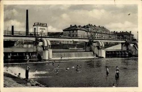 Ak Přerov Prerau Region Olmütz, Wehr, Schleuse, Brücke, Badende