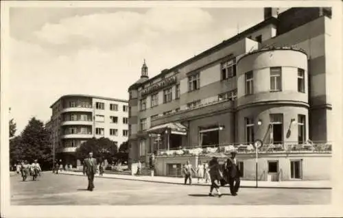 Ak Lázně Poděbrady Bad Podiebrad Region Mittelböhmen, Straßenansicht, Passanten