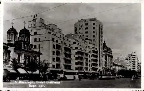 Ak București Bukarest Rumänien, Straßenansicht, Kirchtürme, Wohnblöcke