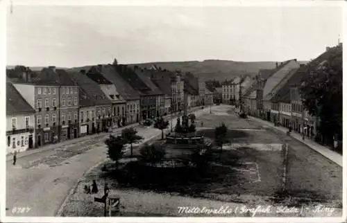 Ak Międzylesie Mittelwalde Schlesien, Stadtansicht, leere Straße, historische Gebäude, Brunnen