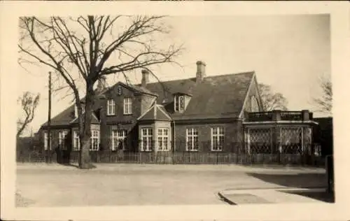 Ak København Kopenhagen Dänemark, Historisches Haus, Bäume, straßenseitige Ansicht, einfache A...