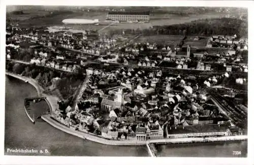 Ak Friedrichshafen am Bodensee, Altstadt und Zeppelinwerft vom Flugzeug aus