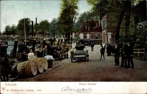 Ak Gouda Südholland, Arbeiter am Hafen, Fässer, Karren