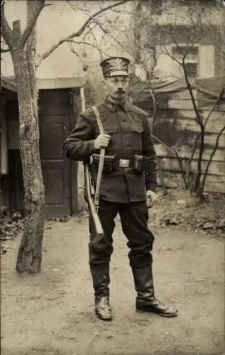 Foto Ak kaiserlicher Soldat in Uniform mit Gewehr