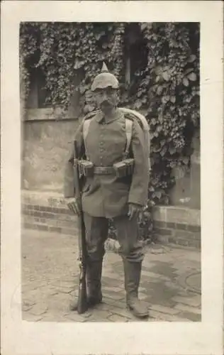 Foto Ak kaiserlicher , GewehrSoldat in Uniform