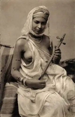 Foto Ak Frau mit entblößter Brust