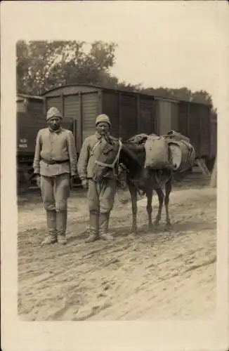 Foto Ak zwei türkische Soldaten mit Pferd, Waggon