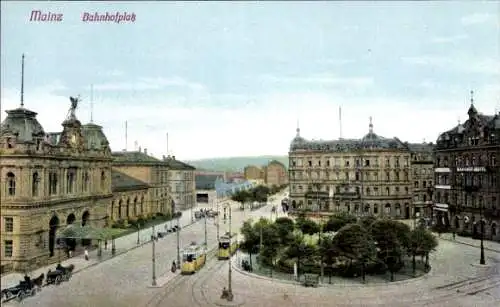 Ak Mainz am Rhein, Straßenbahn, Bäume und Gebäude am Bahnhofsplatz in Mainz