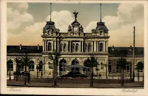 Ak Mainz am Rhein, Bahnhof,Straßenbahn,Bäume,Zaun,Mann