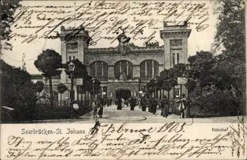 Ak St. Johann Saarbrücken im Saarland, Bahnhof, Menschenmenge davor, links und rechts davon je...