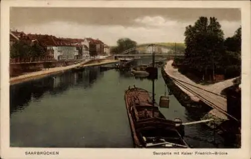 Ak Saarbrücken im Saarland, Saar mit Kaiser-Friedrich-Brücke, Lastkähne