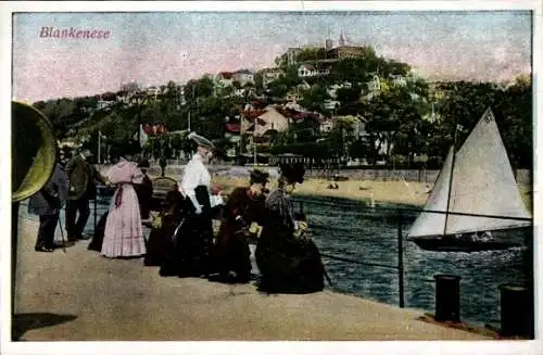 Ak Hamburg Altona Blankenese, Blick auf Blankenese vom Elbstrand mit zahlreichen Passanten, im...