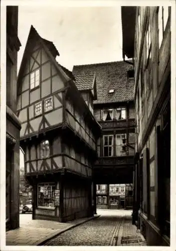 Ak Hildesheim in Niedersachsen, Fachwerkhaus, dahinter ein weiteres Haus mit Arkadengang.