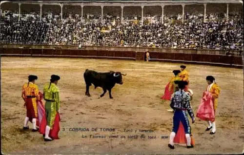 Ak Corrida de Toros, Toro y toreros, le Taureau vient da sortir du toril, Stierkampfszene