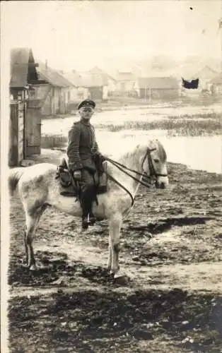 Foto Ak Soldat auf einem Pferd