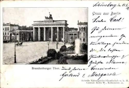 Ak Berlin Mitte, Straßenpartie mit Blick auf das Brandenburger Tor, Quadriga,Wasserfontaine