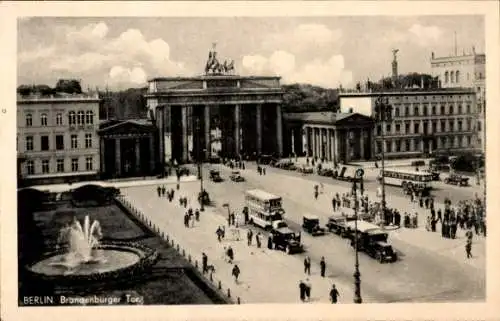 Ak Berlin Mitte, Brandenburger Tor, Fontäne, Bus, Autos