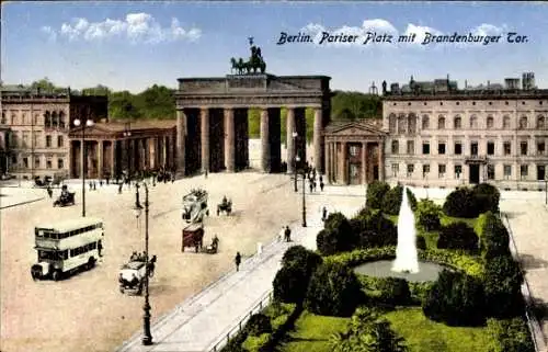 Ak Berlin Mitte, Platz mit Brandenburger Tor, Fontäne