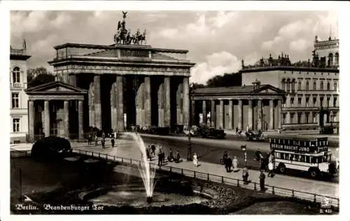 Ak Berlin, Brandenburger Tor, Springbrunnen, Stadtbus, Werbung Berlin raucht Juno