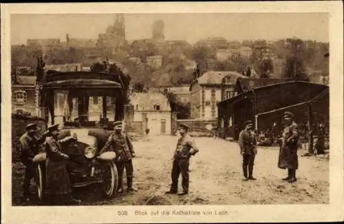 Ak Laon Aisne, zerstörte Kathedrale, Soldaten am Autobus