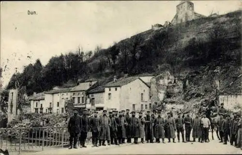 Ak Dun an der Maas Meuse, Teilansicht der zerstörten Stadt, Soldaten