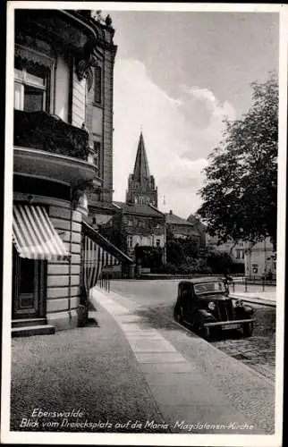 Ak Eberswalde in der Mark, Blick vom Dreiecksplatz auf die Maria Magdalenen Kirche, Auto