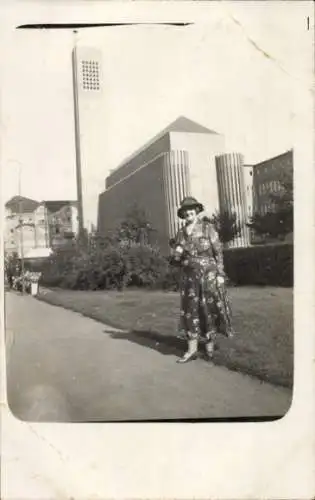 Foto Berlin Wilmersdorf, Frau im Blumenkleid am Wegesrand