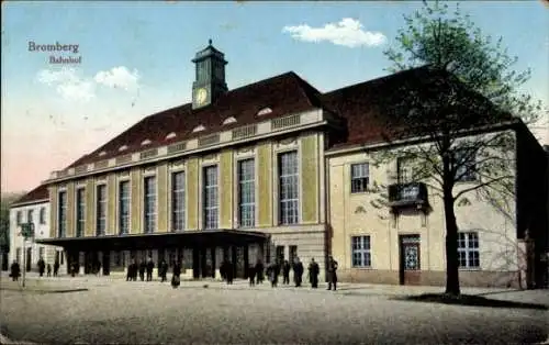 Ak Bydgoszcz Bromberg Westpreußen, Blick auf den Bahnhof, Soldaten, Dworzec