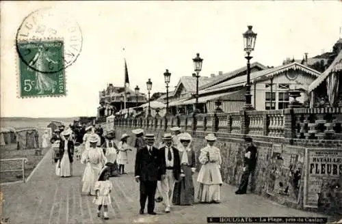 Ak Houlgate Calvados, Strandpromenade vor dem Casino, Spaziergänger