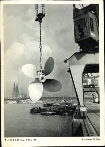 Ak Köln am Rhein, Hafenpartie, Kran mit Schiffsschraube, Frachtschiffe, Blick zum Dom