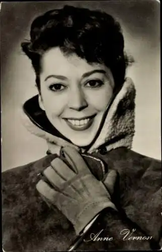 Ak Schauspielerin Anne Vernon, Portrait, Wintermantel, Handschue, Film Das Fräulein von Scuderi