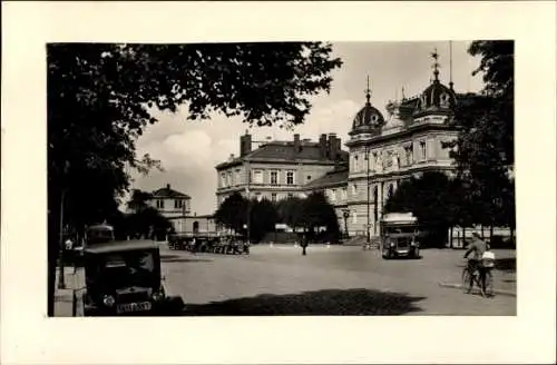 Foto  Altenburg in Thüringen, Bahnhof, Straßenseite, Auto