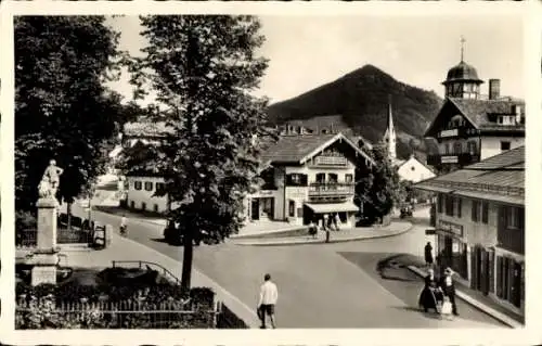 Ak Schliersee in Oberbayern, Kirche, Gasthäusern und Passanten