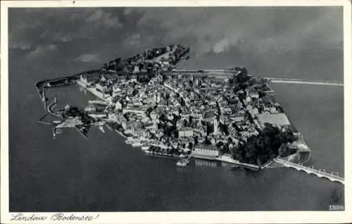 Ak Lindau am Bodensee Schwaben, Lindau im Bodensee, Insel mit Hafeneinfahrt, rechts davon die ...