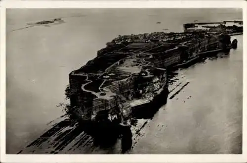 Ak Nordseeinsel Helgoland, Helgoland und Düne vom Flugzeug aus