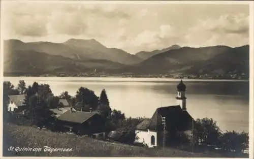 Ak St. Quirin Gmund am Tegernsee Oberbayern, St. Quirin am Gegernsee, im Hintergrund der Teger...